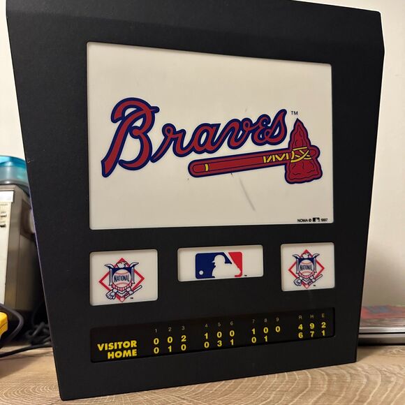 Vintage MLB Atlanta Braves Scoreboard Portable Wall Lamp - Picture 2 of 7